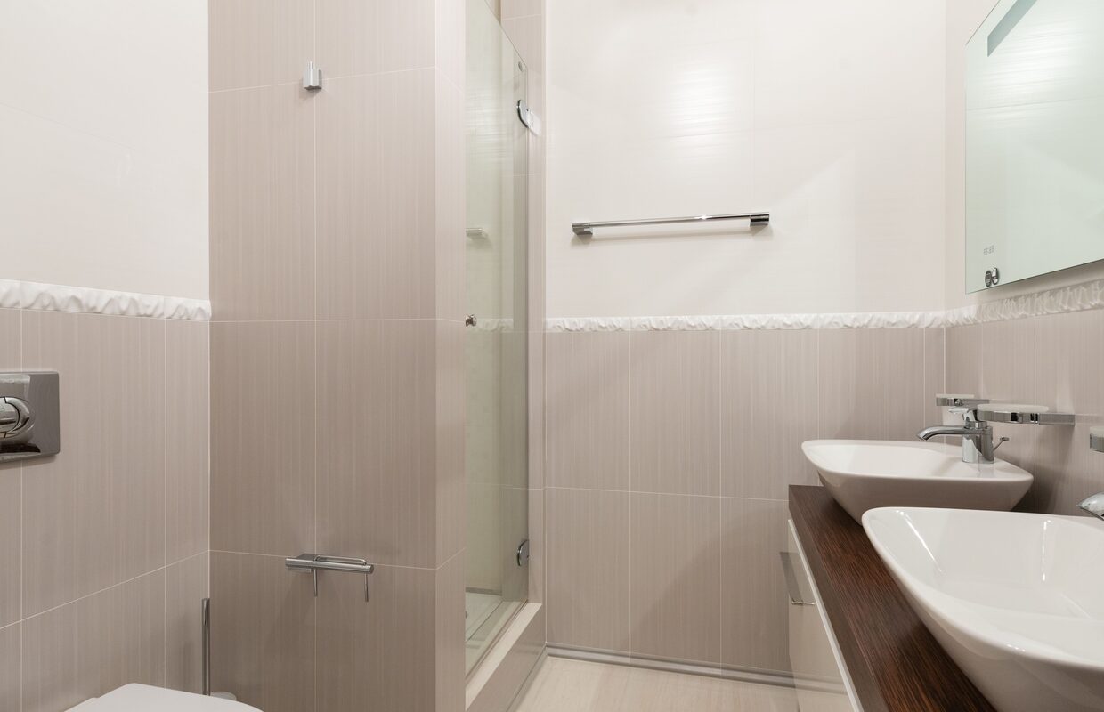Schoongemaakt sanitair met wastafels en toilet